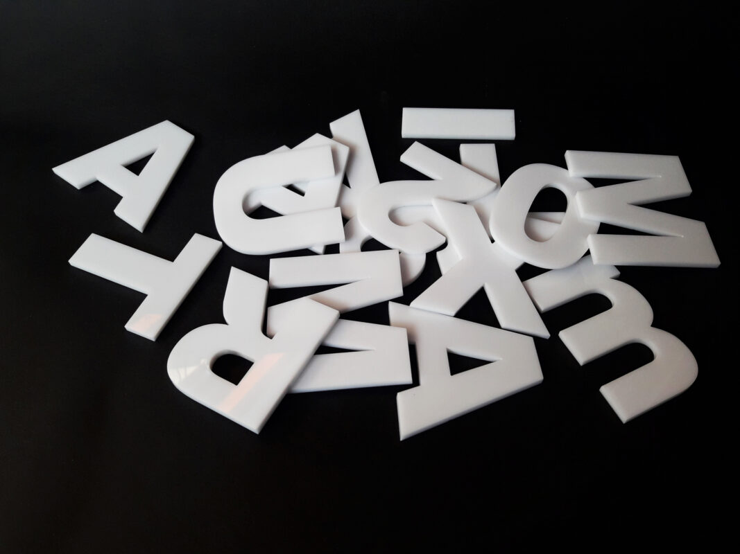 Buchstaben und Zahlen lasergeschnitten aus Plexiglas, Acrylglas, weiss opal