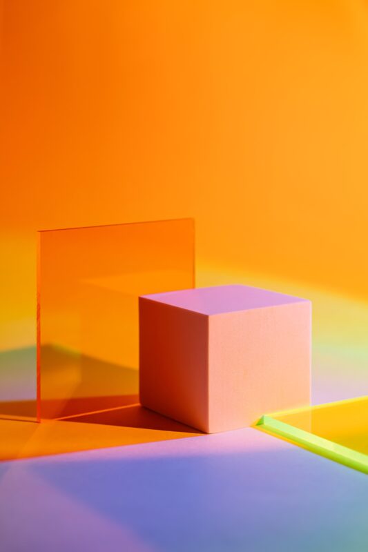 Kubus mit Acrylglasplatten, Plexiglas, farbig, fluoreszierend, kunstvoll in Szene gesetzt