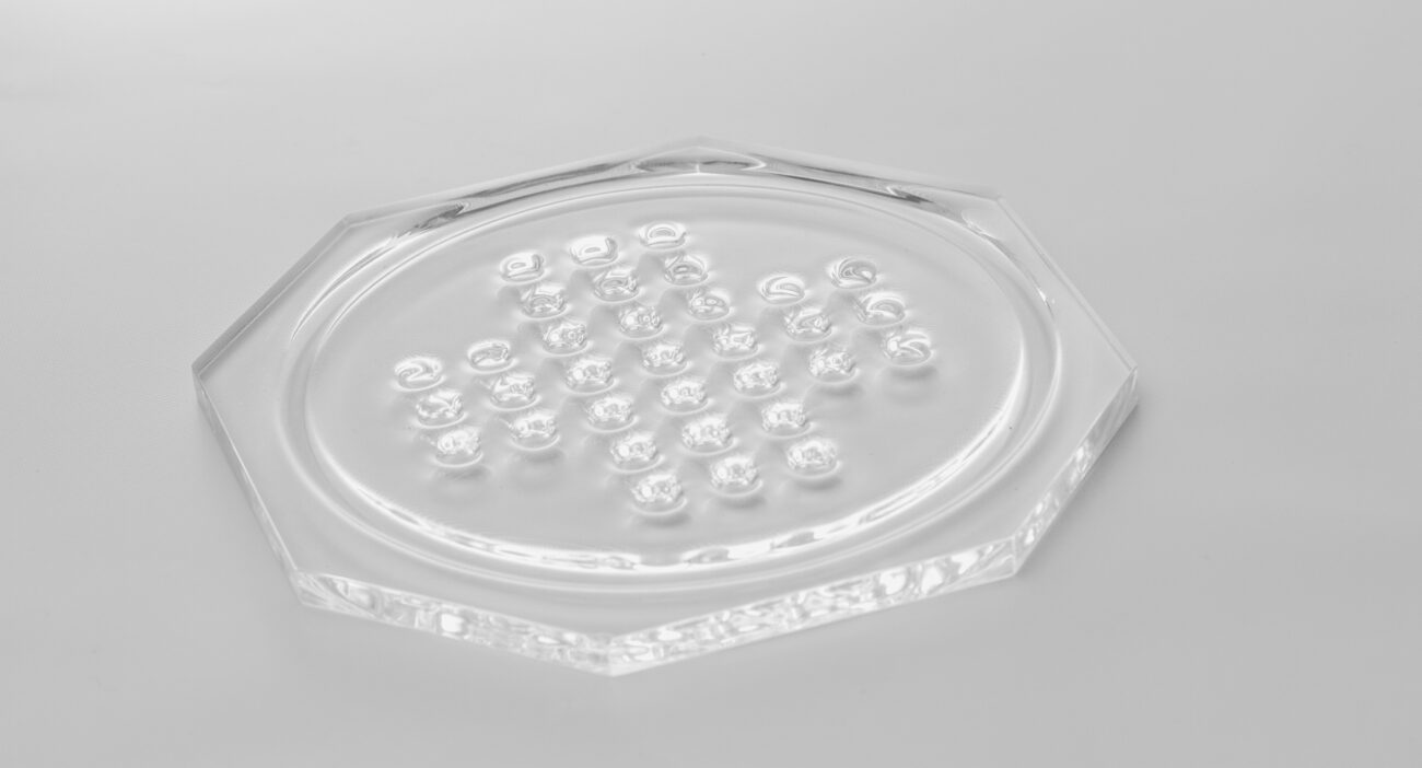 Spiel aus transparentem Acrylglas, Kontur und Löcher gelasert