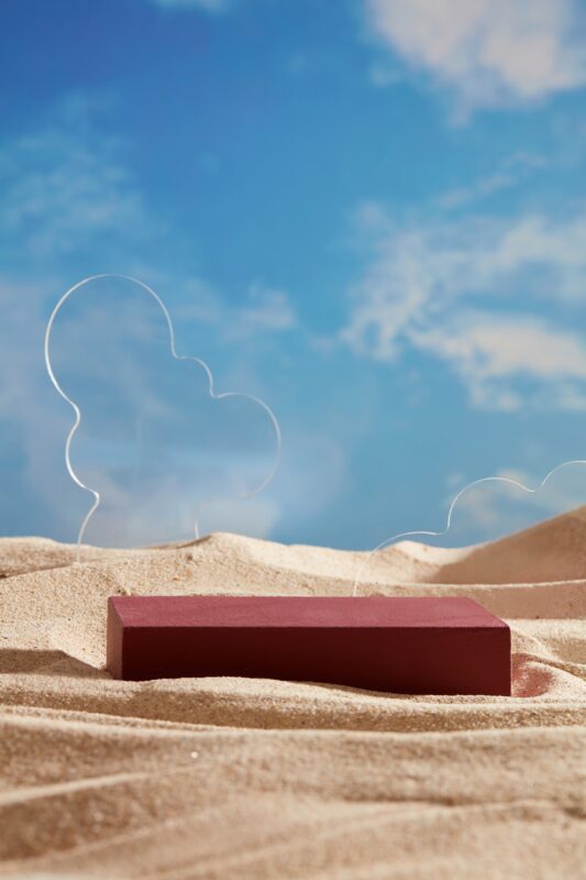 Wolke aus Acrylglas, Plexiglas, Konturen gelasert, Kunst im Sand, Strand